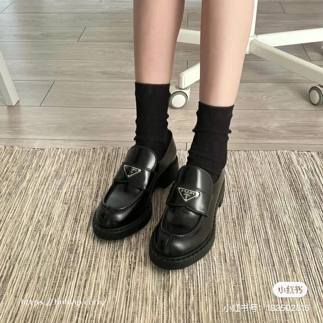 PRADA 초콜릿 브러시드 가죽 로퍼