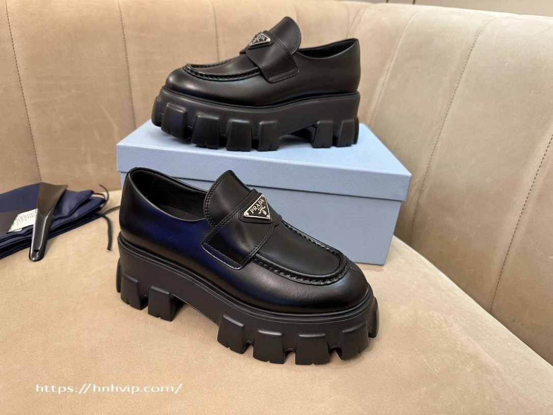 PRADA 브러시드 가죽 모놀리스 로퍼