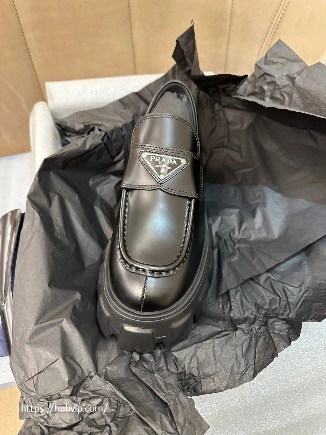 PRADA 브러시드 가죽 모놀리스 로퍼