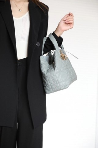 DIOR 미디엄 DIOR TOUJOURS 백 스톤 그레이매크로 까나쥬 송아지 가죽 M2821OSHJ