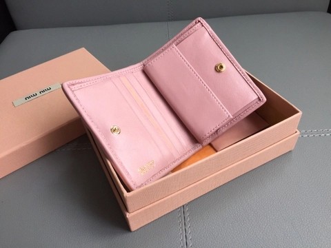Miu Miu 5MV204_2FPP_F0E18 스몰 마틀라세 나파 가죽 지갑 Alabaster Pink M1