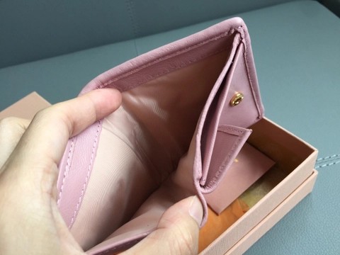 Miu Miu 5MV204_2FPP_F0E18 스몰 마틀라세 나파 가죽 지갑 Alabaster Pink M1