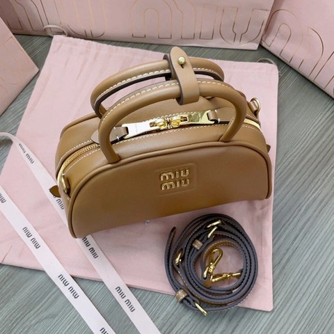 Miu Miu 5BB157 Schwarz Henkeltasche Aus Leder 카라멜 M1