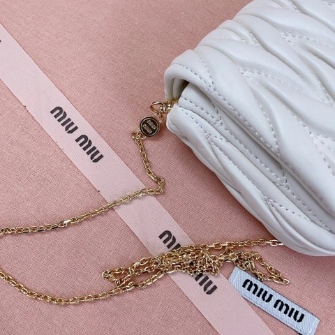Miu Miu 5BP086 Matelassé 나파 가죽 미니 백 화이트 M1