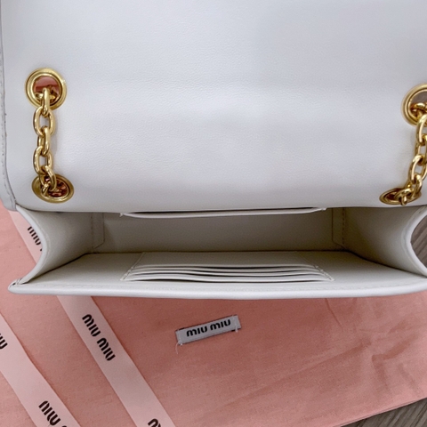 Miu Miu 5BP065 마테라세 나파 가죽 미니 백 샌드 화이트 M1