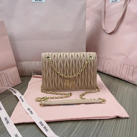 Miu Miu 5BP065 마테라세 나파 가죽 미니 백 샌드 화이트 M1