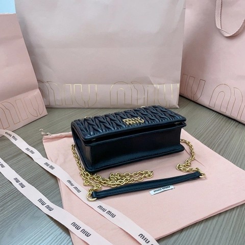 Miu Miu 5BP065 마테라세 나파 가죽 미니 백 샌드 화이트 M1