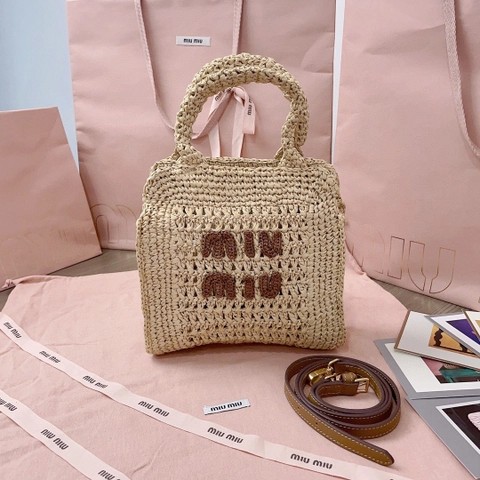 MIU MIU 5BA283 라피아 효과 크로셰 토트백 베이지/코냑