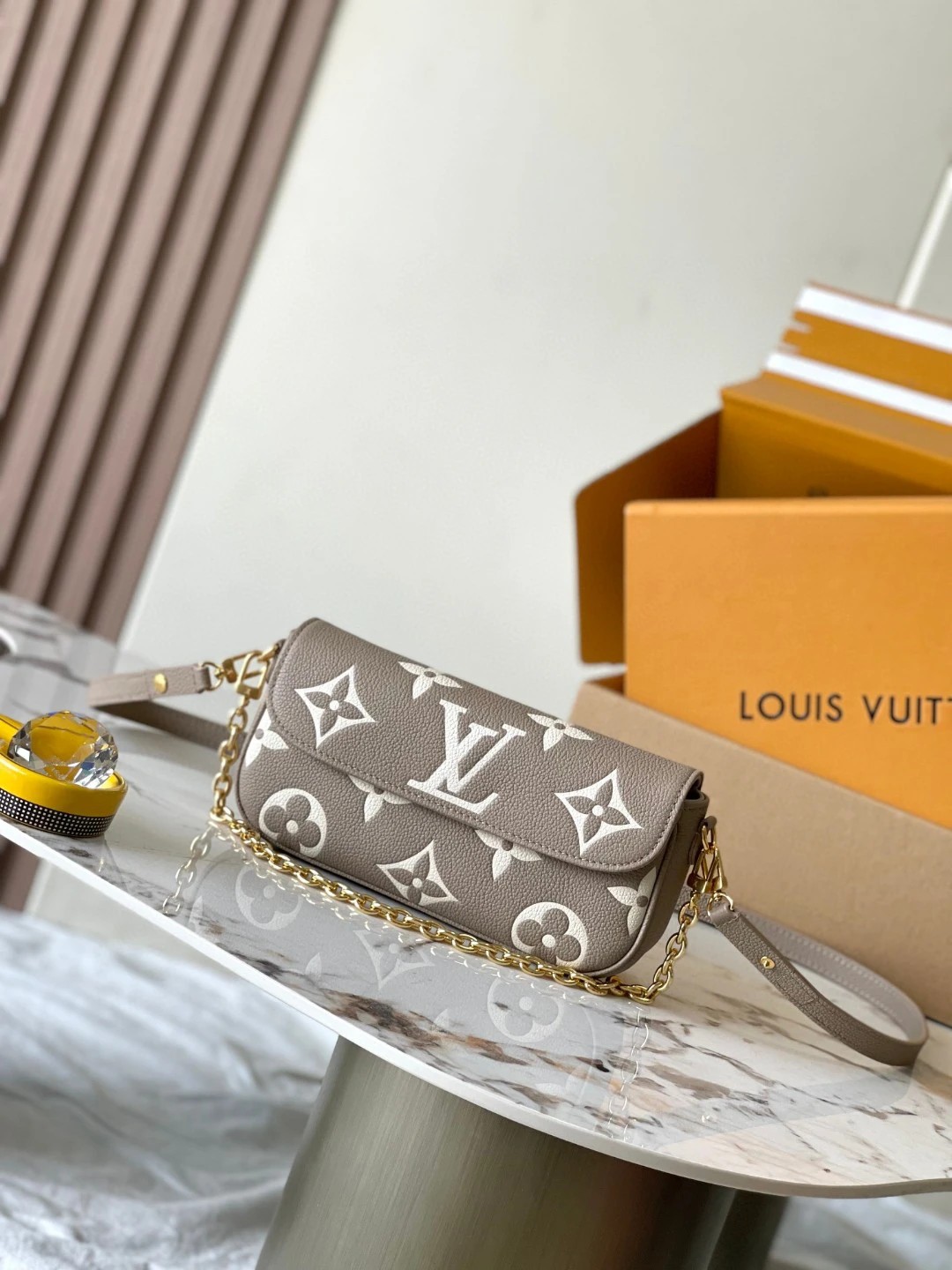 루이비통 M82211 월렛 온 체인 아이비 lv1