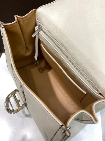 Delvaux Brillant MM Surpiqué 그레인 송아지 가죽 화이트