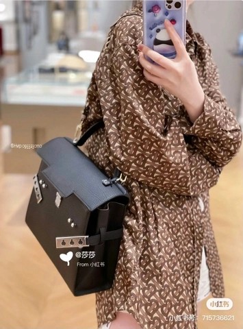 크리스피 카프 소재의 Delvaux Tempête MM AA0611AMF 블랙 PHW
