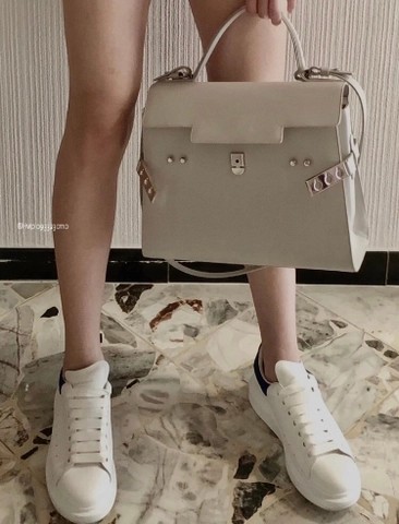 크리스피 카프 소재의 Delvaux Tempête MM AA0611AMF 화이트