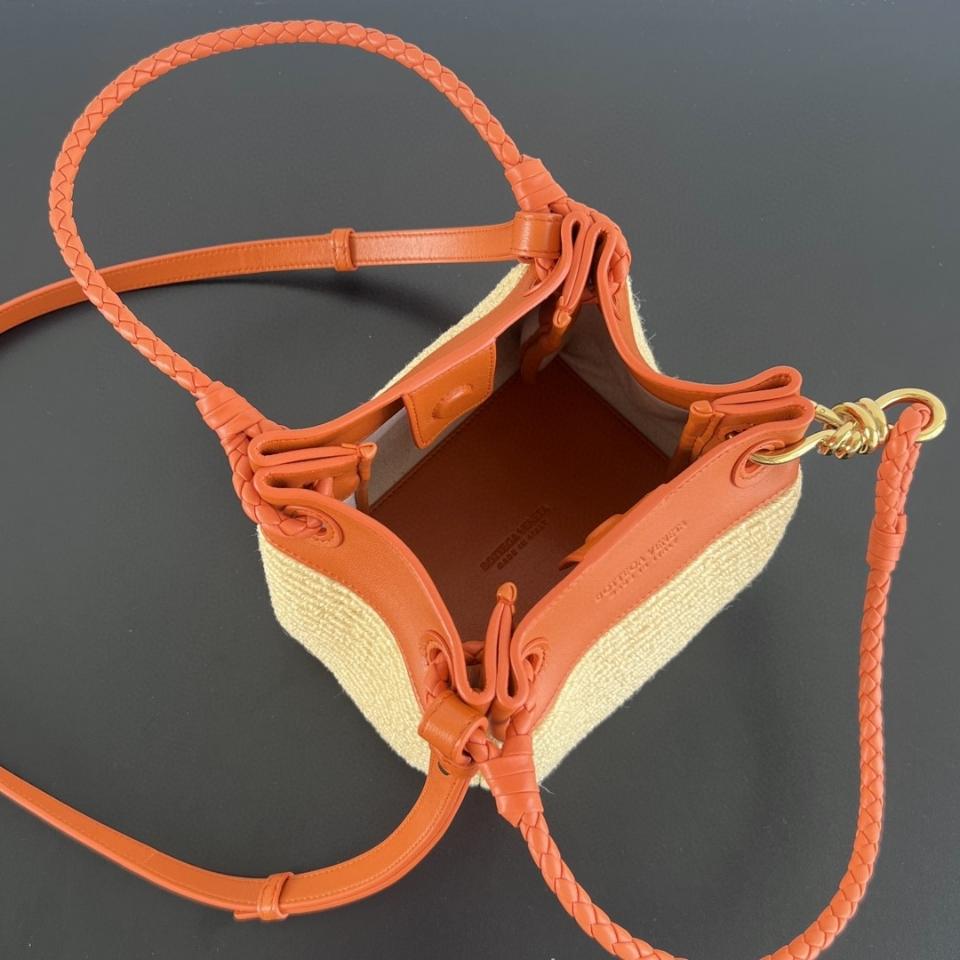 보테가 베네타 - 스몰 파라슈트 라피아 백 827475