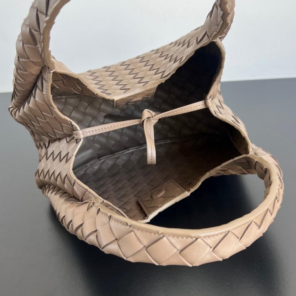 Bottega Veneta 스몰 캄파나 솔방울 854248V4 28x16x15cm