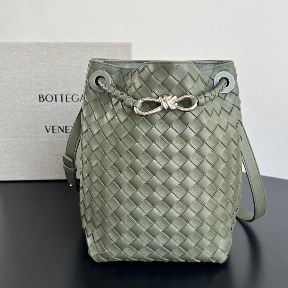 보테가베네타 스몰 안디아모 버킷 피클 855759V 25x18.5x11cm