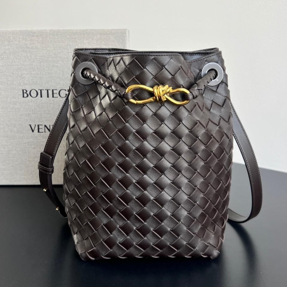 보테가 베네타 스몰 안디아모 버킷 퐁당 855759V 25x18.5x11cm