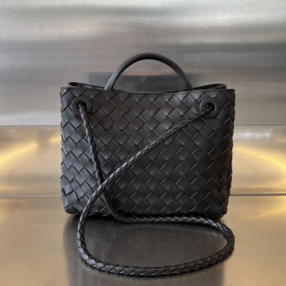 Bottega Veneta 스몰 안디아모 블랙 골드 톤 메탈 743568 25x22x10.5 cm