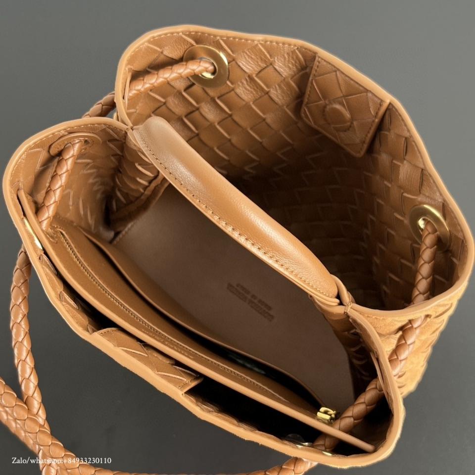 Bottega Veneta 스몰 안디아모 앰버 스웨이드 743568 25x22x10.5 cm