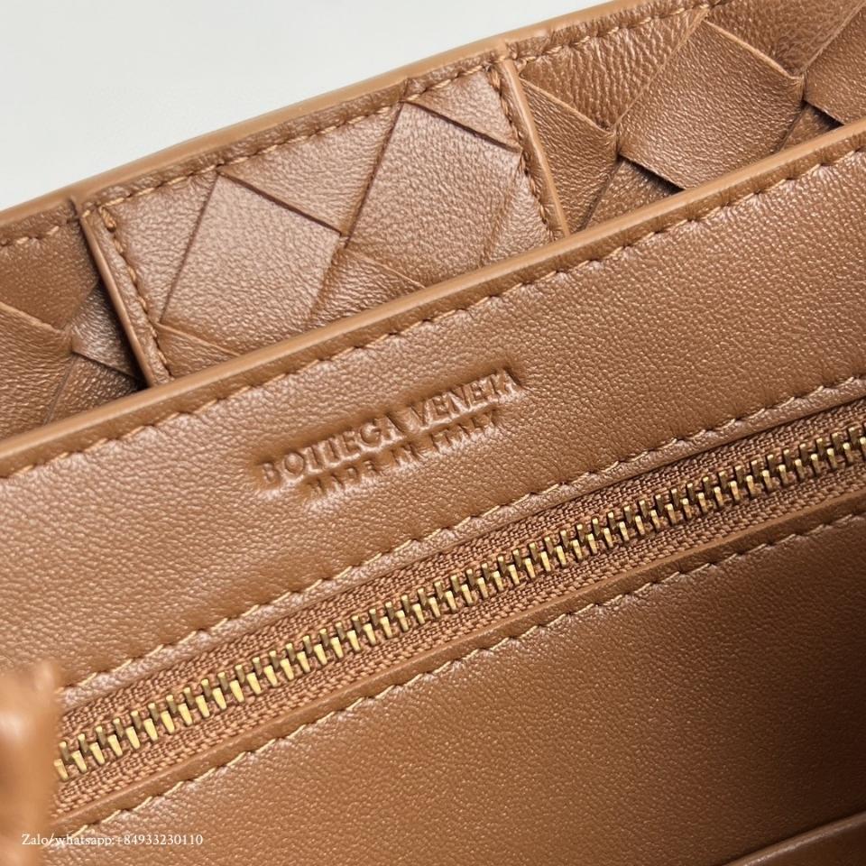 Bottega Veneta 스몰 안디아모 앰버 스웨이드 743568 25x22x10.5 cm