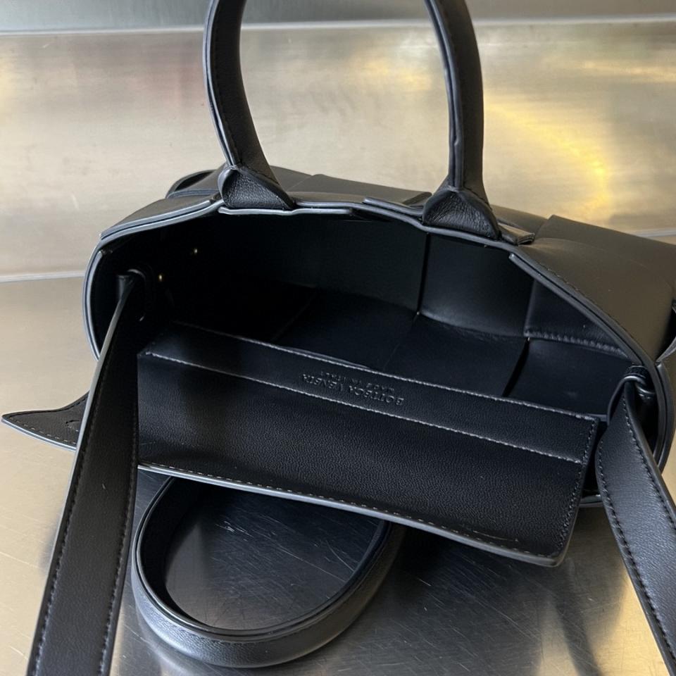 보테가 베네타 미니 이스트-웨스트 아르코 토트백 블랙  776778  11*22*5.5cm