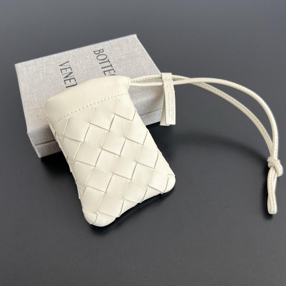 보테가 베네타 마이크로 더스트백 (씨솔트 색상, 843903, 11x8.5cm)