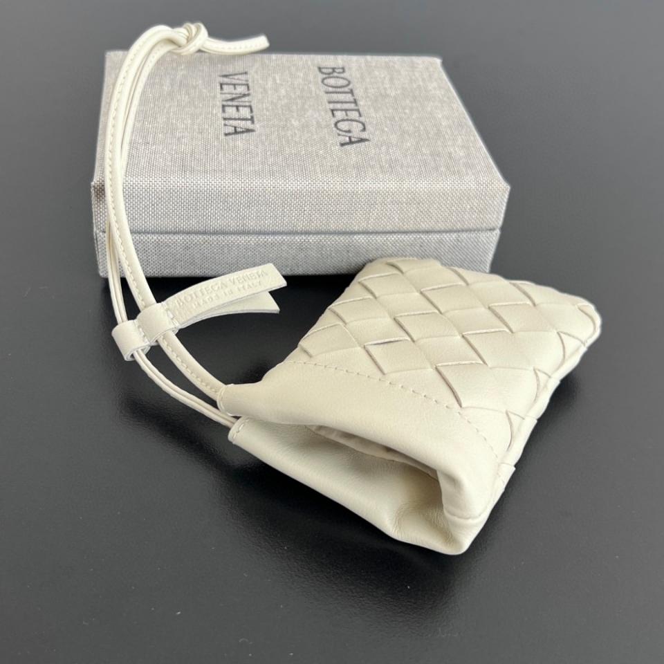 보테가 베네타 마이크로 더스트백 (씨솔트 색상, 843903, 11x8.5cm)