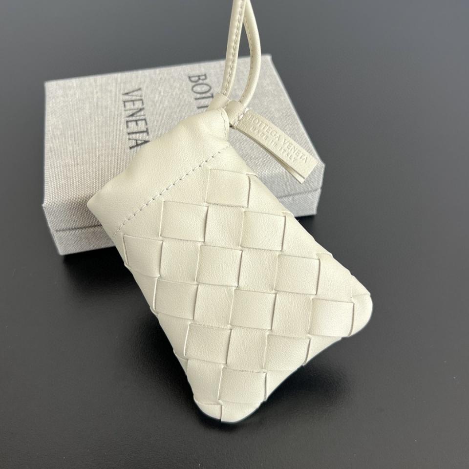 보테가 베네타 마이크로 더스트백 (씨솔트 색상, 843903, 11x8.5cm)