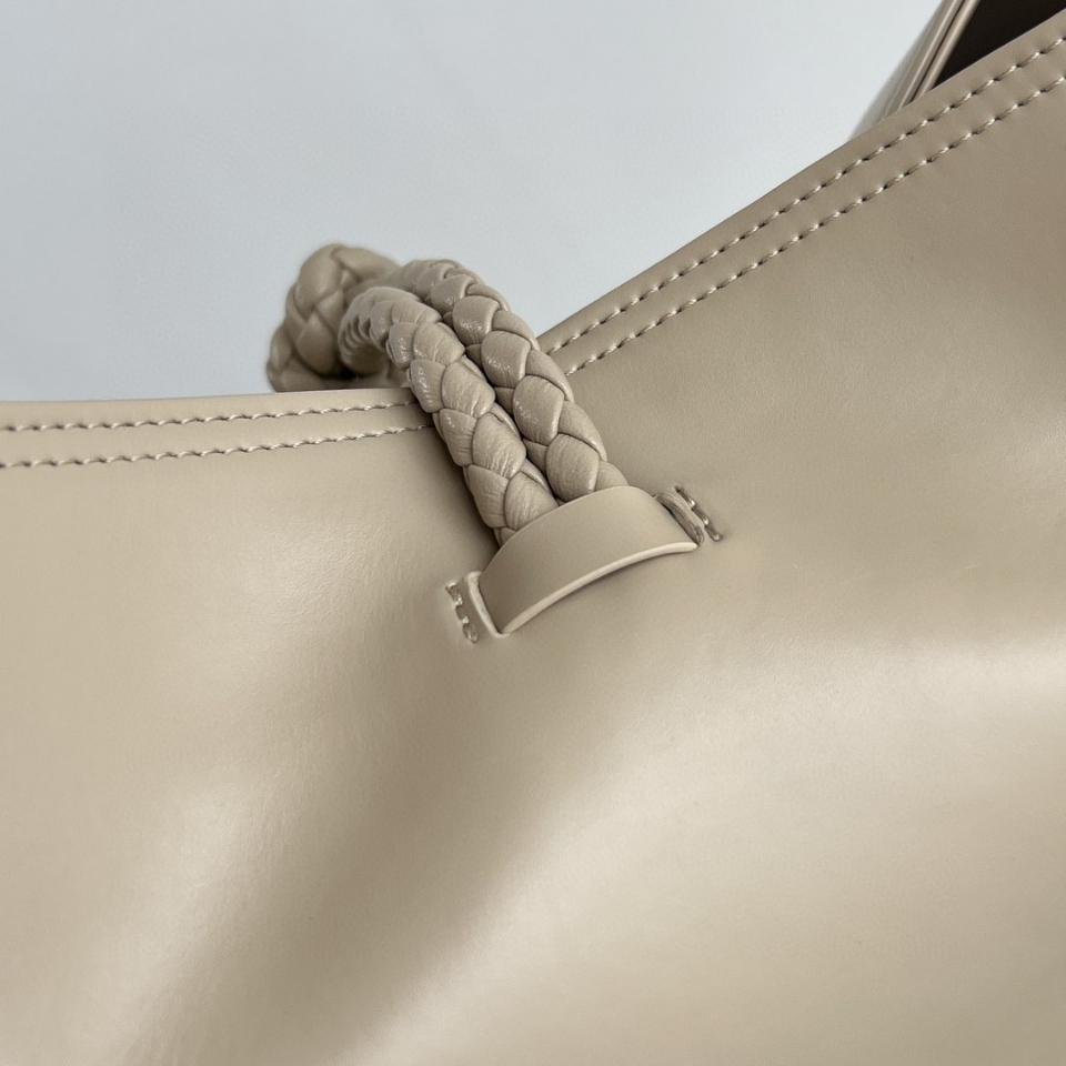 Bottega Veneta 미디엄 Liberta 그레이 806038 30x18x18cm