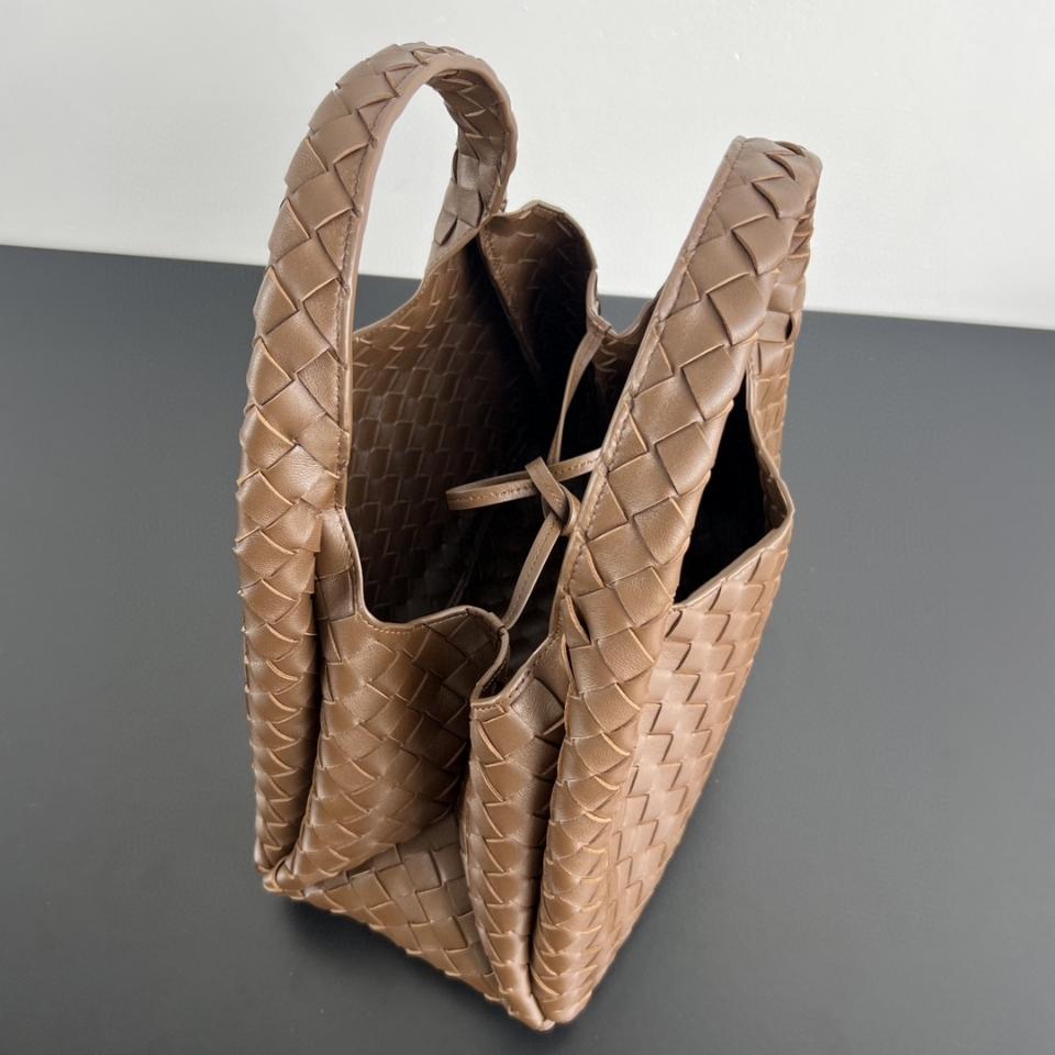 Bottega Veneta 미디엄 캄파나 솔방울 844249V4 33x20x16.5 cm