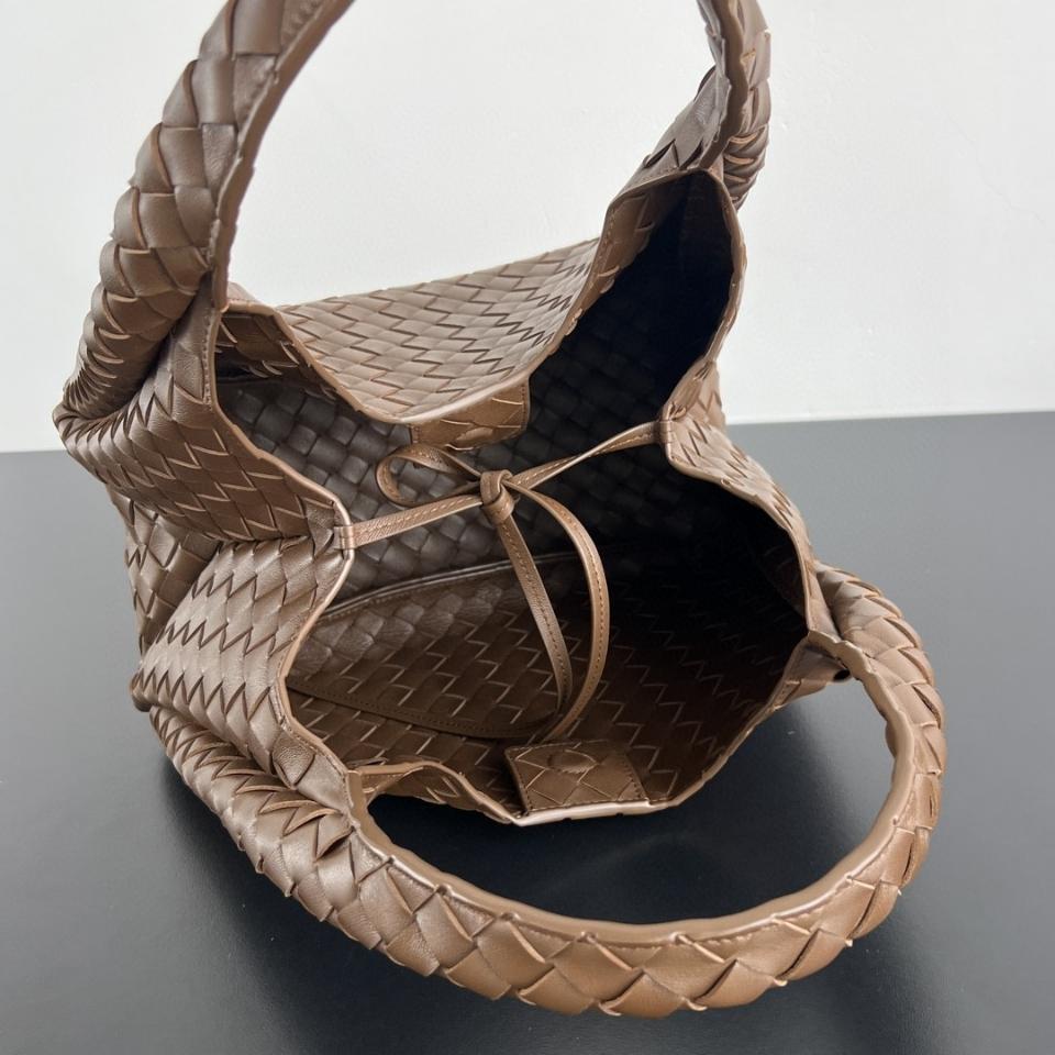 Bottega Veneta 미디엄 캄파나 솔방울 844249V4 33x20x16.5 cm