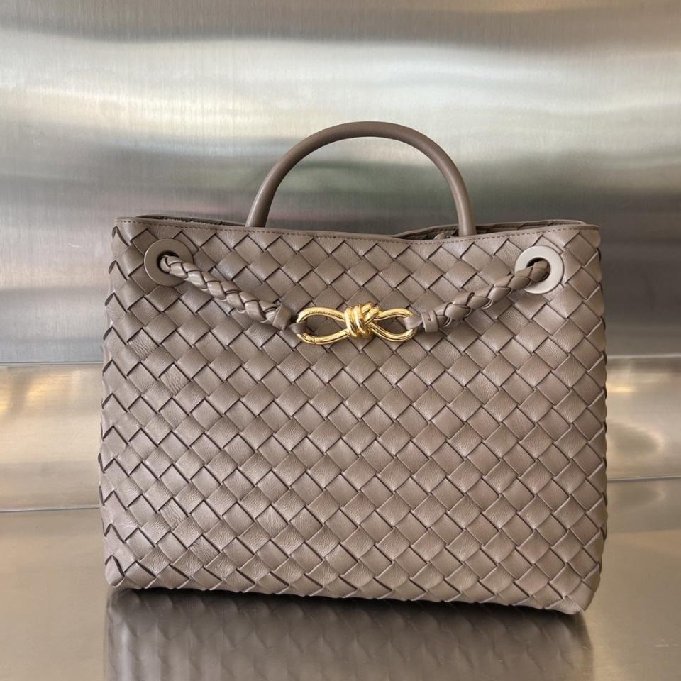 BOTTEGA VENETA 미디엄 안디아모 솔방울 743572 32x25x11cm