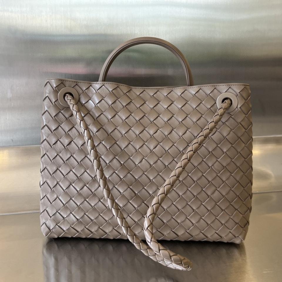 BOTTEGA VENETA 미디엄 안디아모 솔방울 743572 32x25x11cm