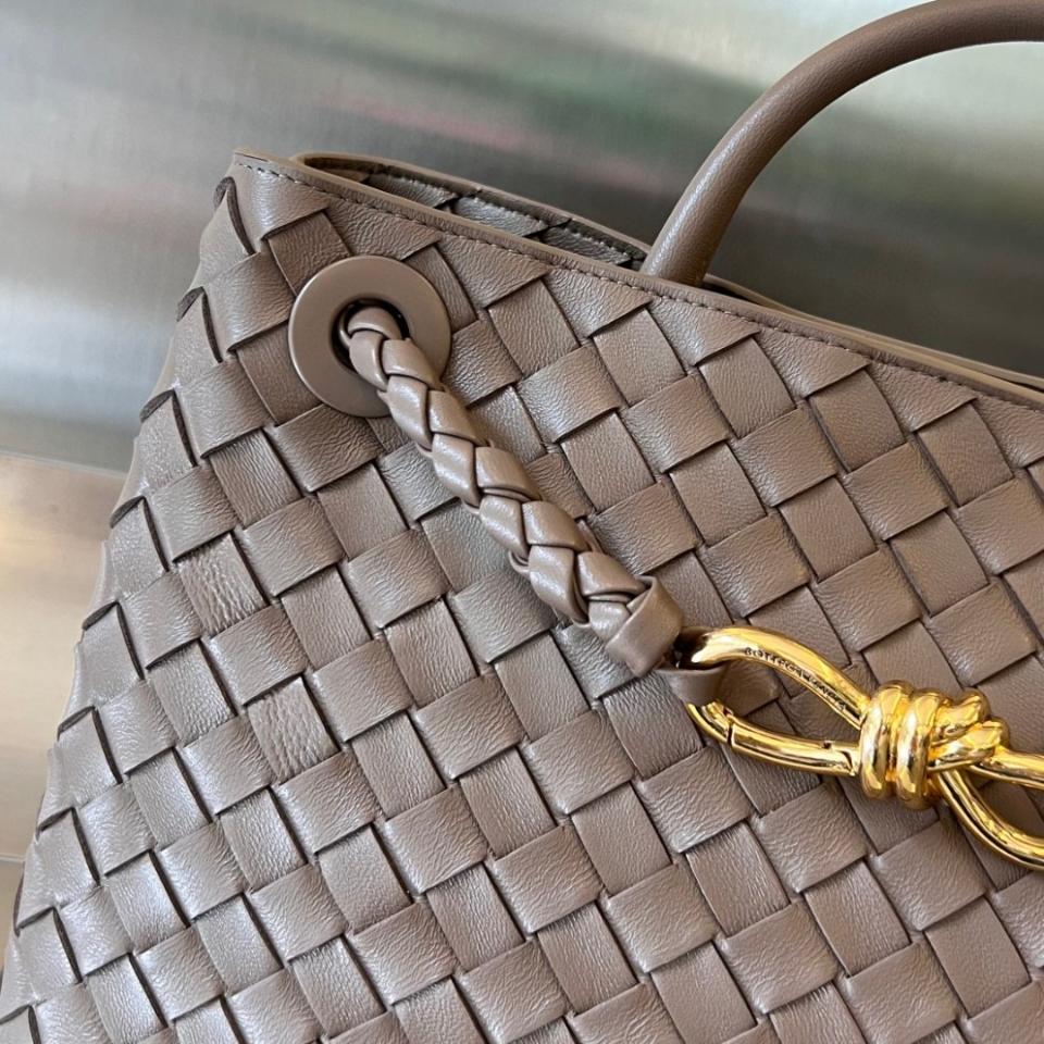 BOTTEGA VENETA 미디엄 안디아모 솔방울 743572 32x25x11cm
