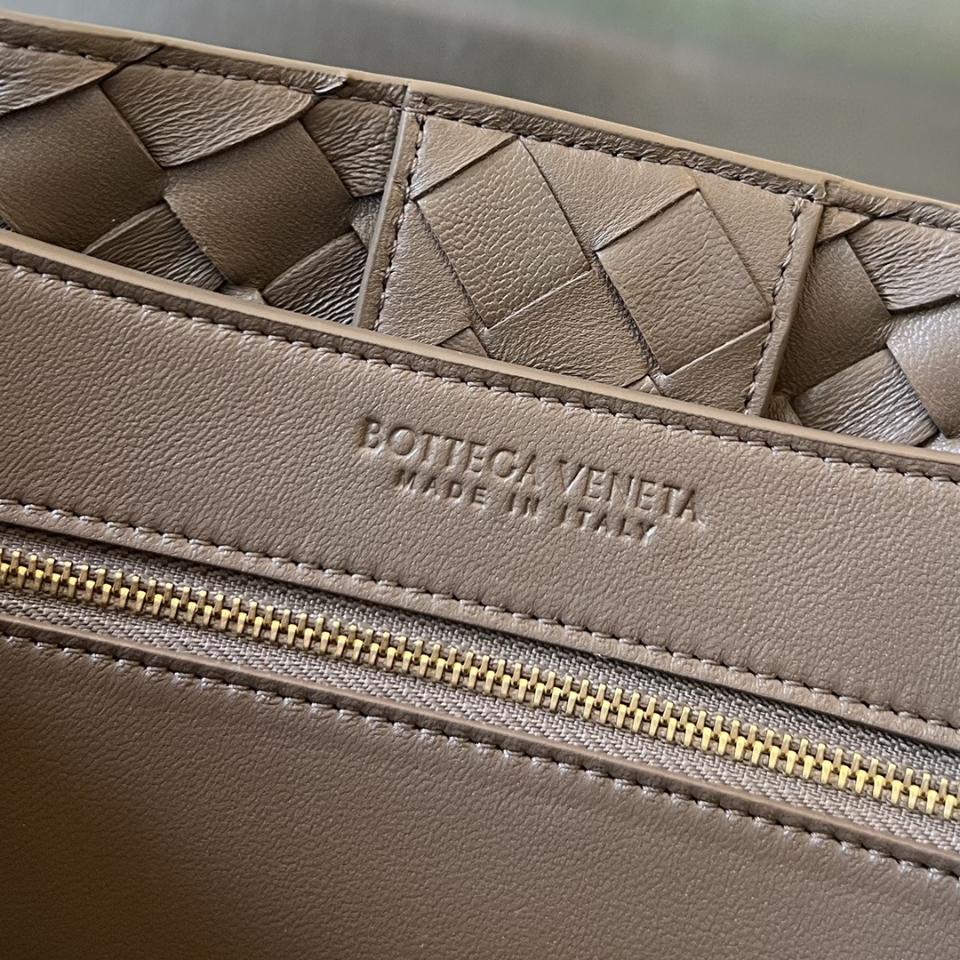BOTTEGA VENETA 미디엄 안디아모 솔방울 743572 32x25x11cm