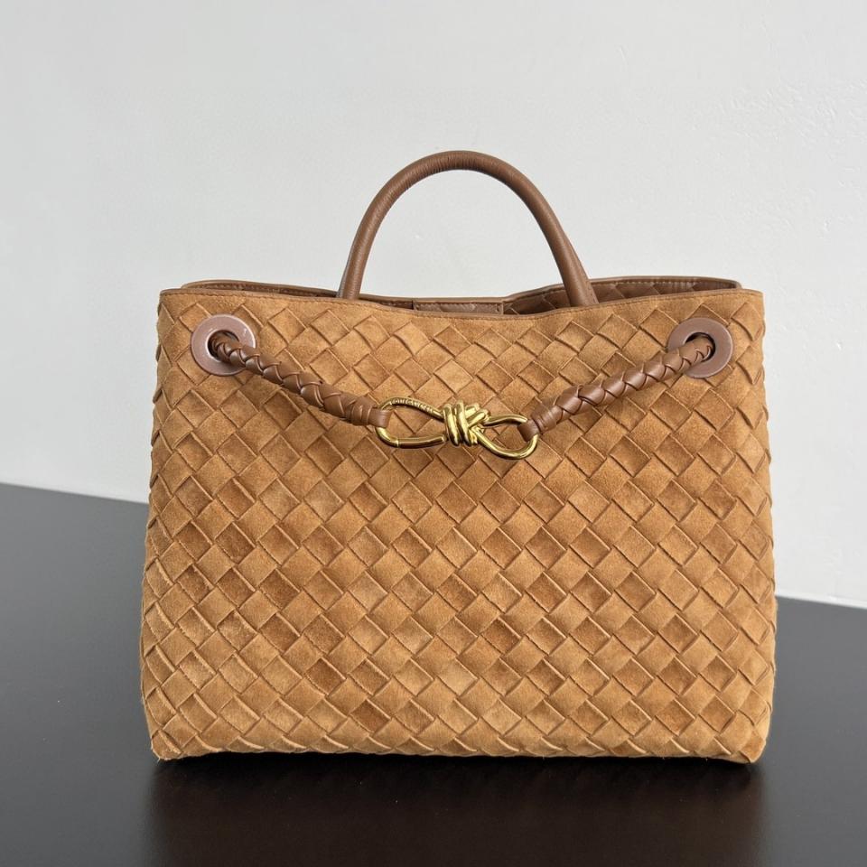 BOTTEGA VENETA 미디엄 안디아모 앰버 스웨이드 743572 32x25x11cm