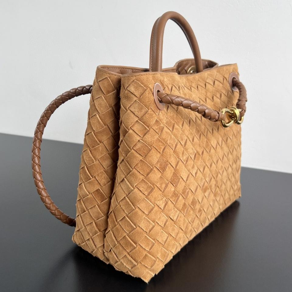 BOTTEGA VENETA 미디엄 안디아모 앰버 스웨이드 743572 32x25x11cm