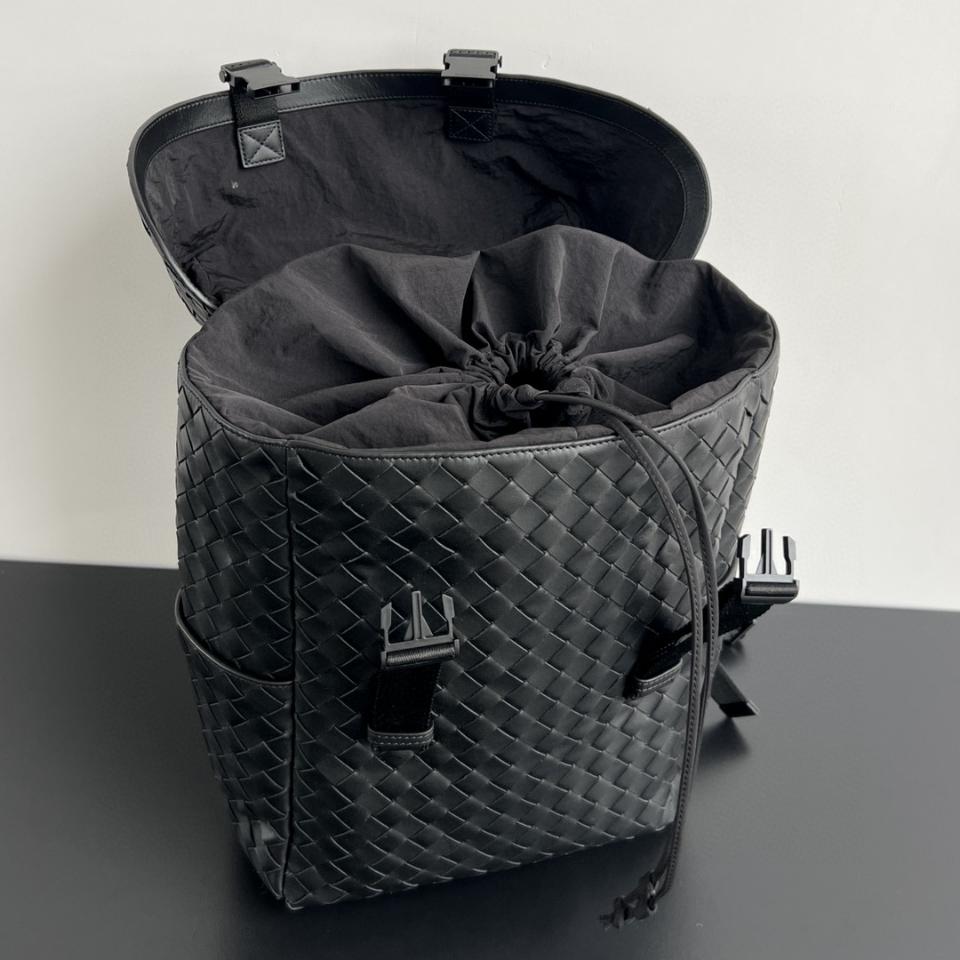 Bottega Veneta 인트레치아토 플랩 백팩 - 풀 블랙 766580 38*26*15cm