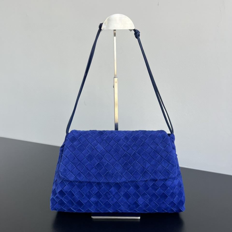 Bottega Veneta Giorno 인트레치아토 스웨이드 숄더백 블루 857657 33x19x8cm
