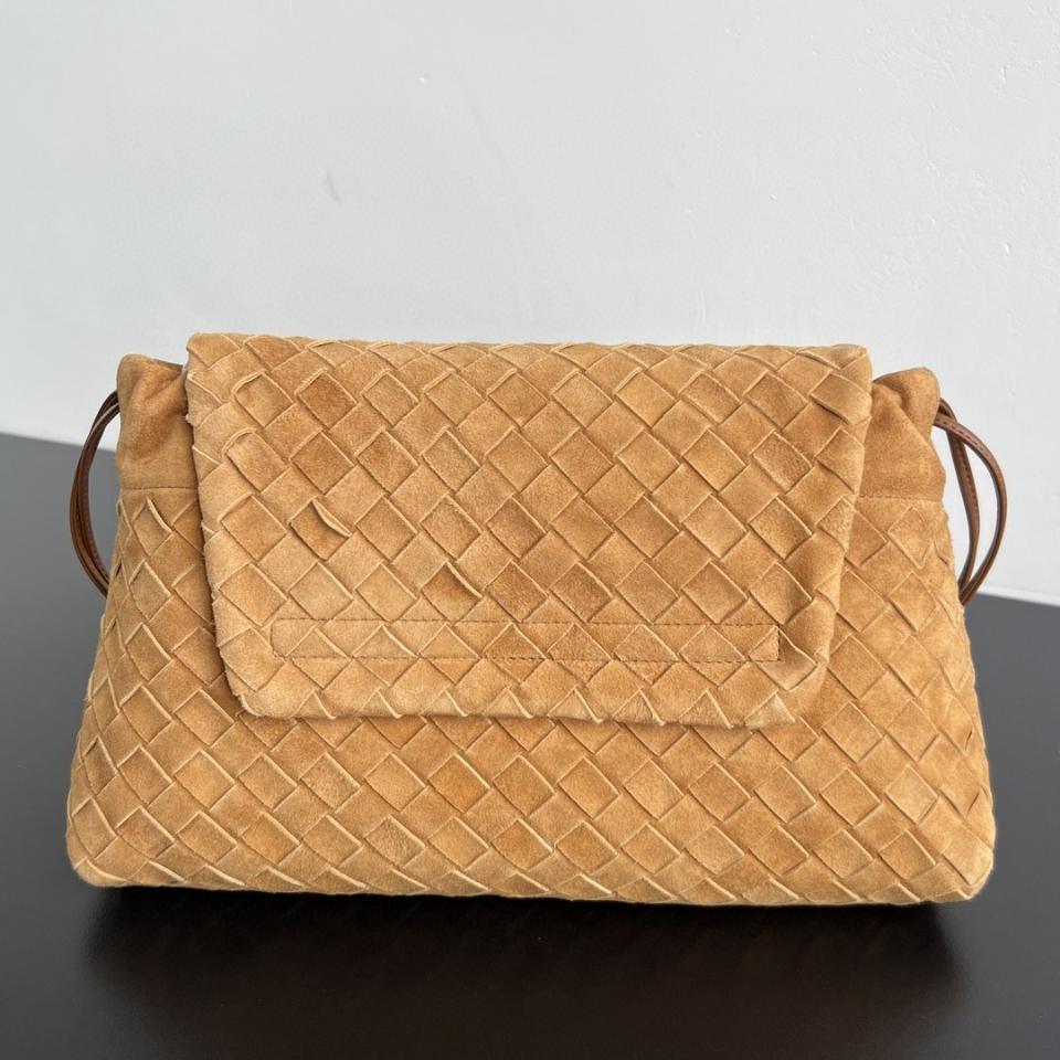 Bottega Veneta Giorno 인트레치아토 베이지 스웨이드 숄더백 857657 33x19x8cm