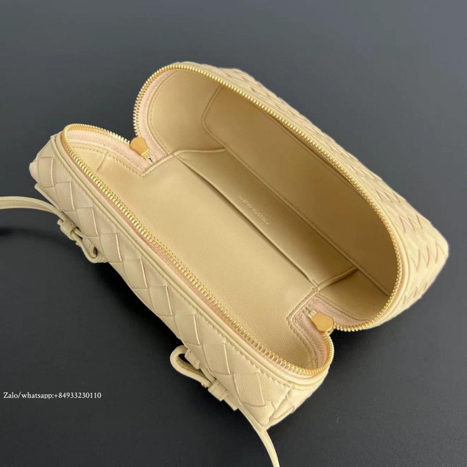 보테가 베네타 뱅뱅 에크루 789109 23x13x6CM