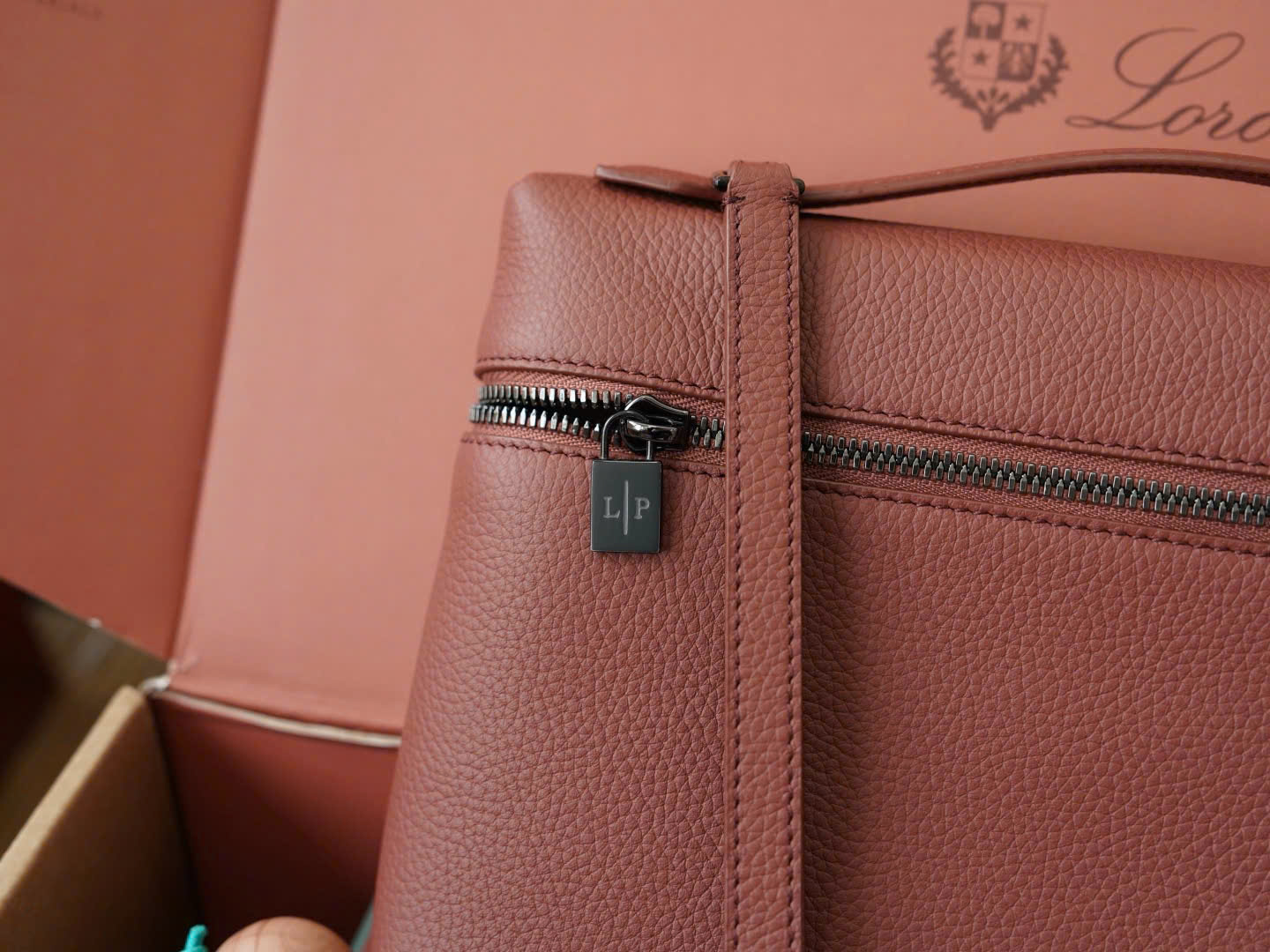 로로피아나 Extra Pouch L29 남성용 가죽 클러치백