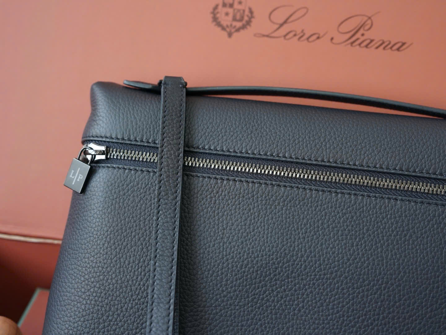 로로피아나 Extra Pouch L29 남성용 가죽 클러치백