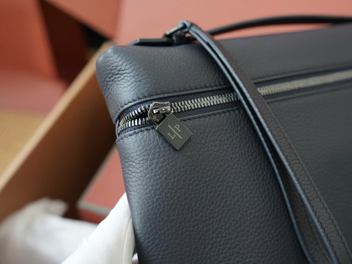 로로피아나 Extra Pouch L29 남성용 가죽 클러치백