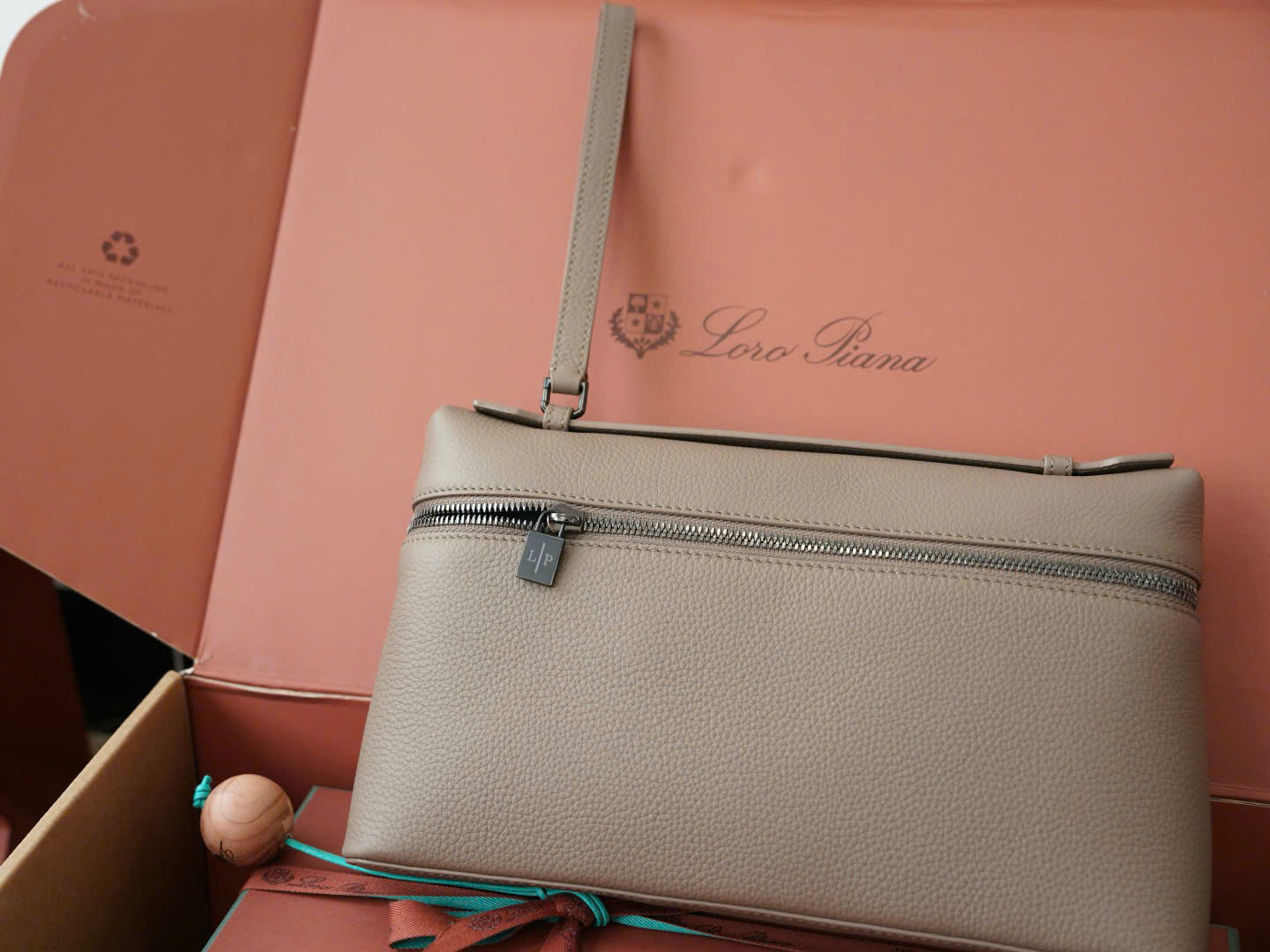 로로피아나 Extra Pouch L29 남성용 가죽 클러치백