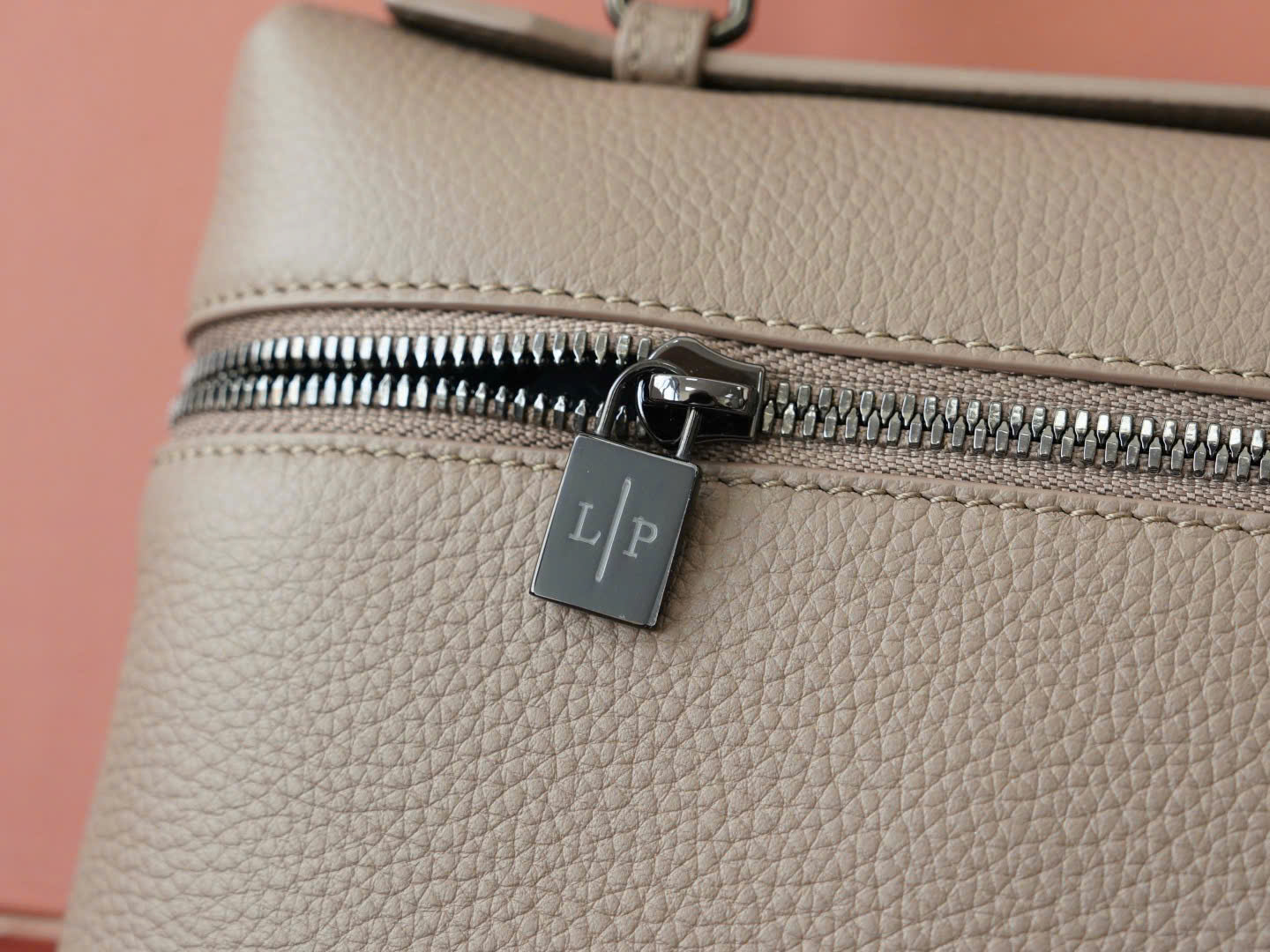 로로피아나 Extra Pouch L29 남성용 가죽 클러치백