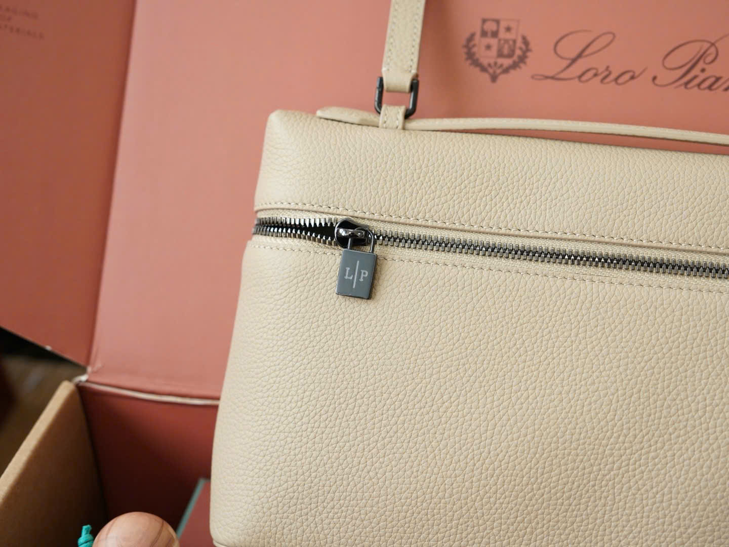 로로피아나 Extra Pouch L29 남성용 가죽 클러치백
