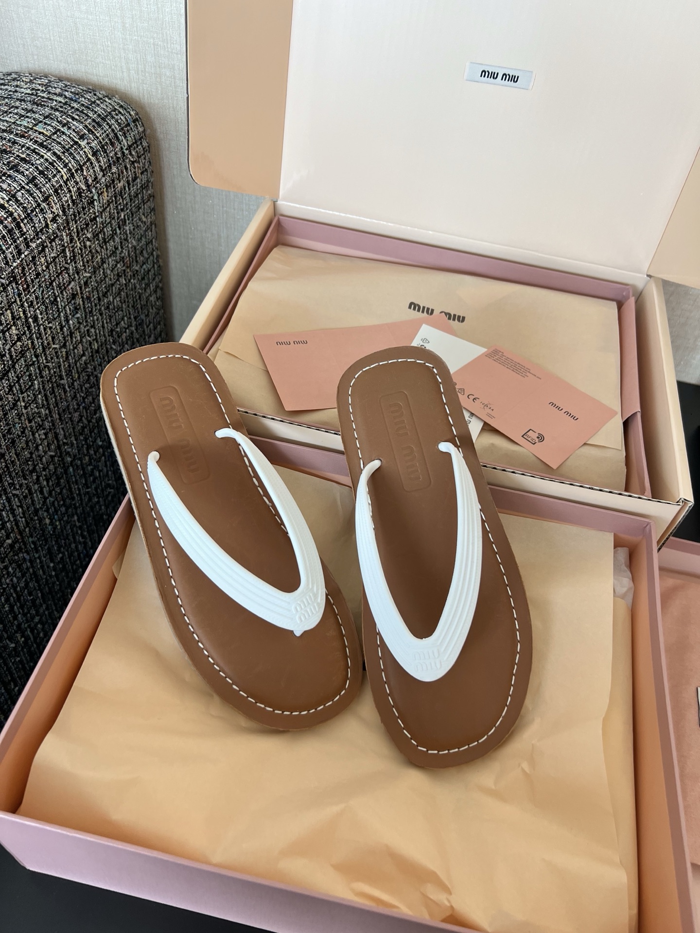 MIU MIU 로고 클립 장식 여성 로퍼