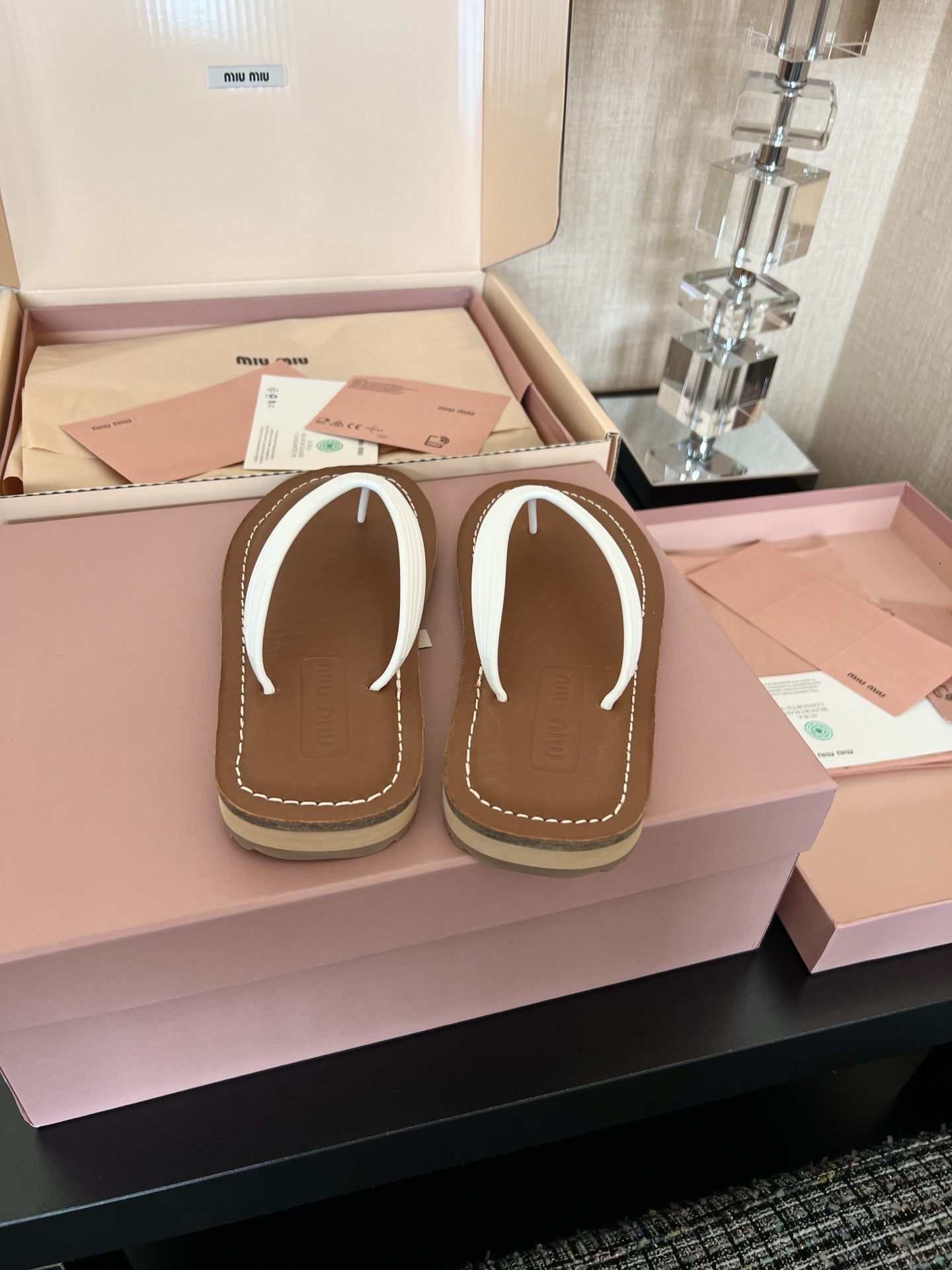 MIU MIU 로고 클립 장식 여성 로퍼