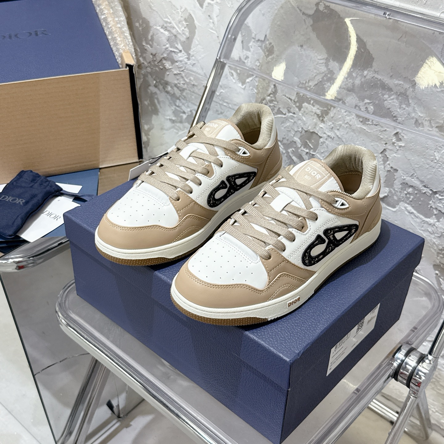 2025년 한정판 Dior x 카브스(KAWS) 콜라보 B57 스니커즈