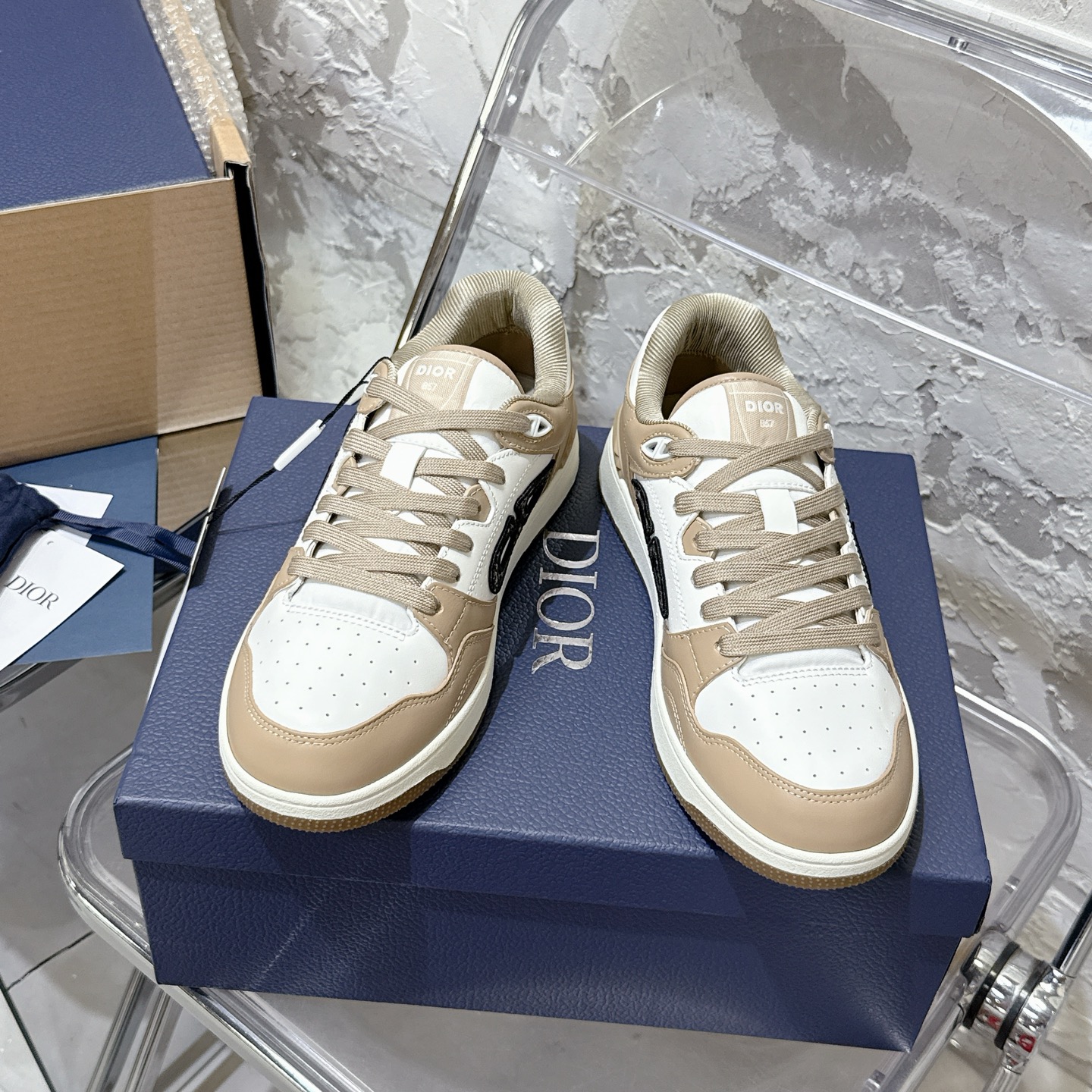2025년 한정판 Dior x 카브스(KAWS) 콜라보 B57 스니커즈